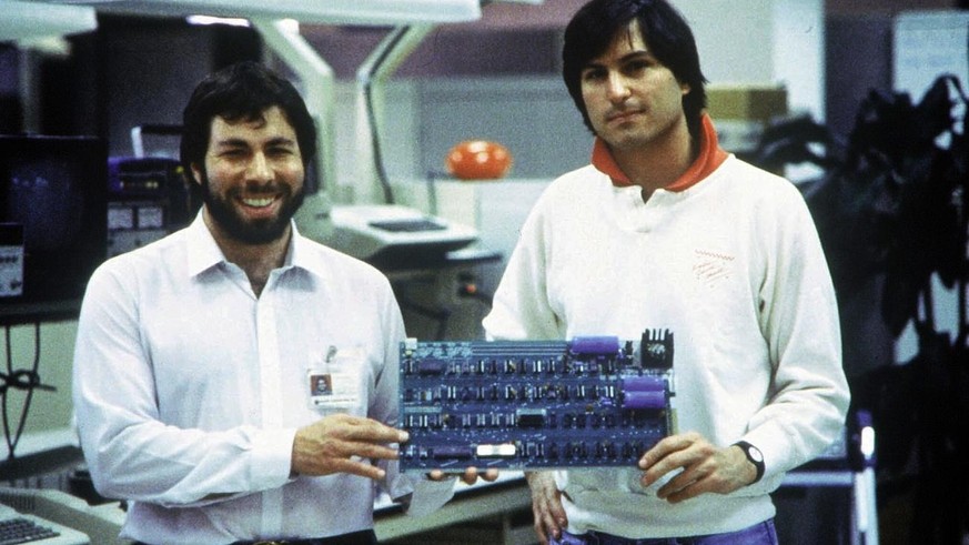 Apple Computer wurde 1976 von Steve Jobs (rechts), Steve Wozniak (links) und Ronald Wayne (nicht im Bild) in der Garage von Jobs Eltern in Mountain View (Kalifornien) gegruendet. (KEYSTONE/DPA/APPLE)