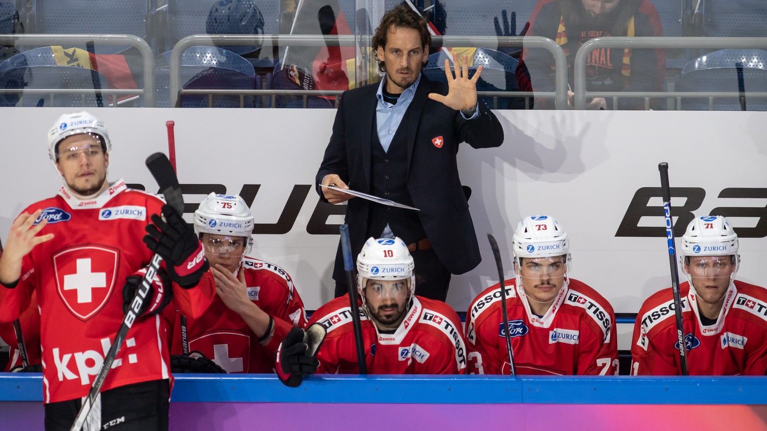 14.11.2021, Nordrhein-Westfalen, Krefeld: Eishockey: Deutschland Cup, Schweiz - Russland, Gruppenphase, 3. Spieltag. Patrick Fischer, Cheftrainer der Schweizer Mannschaft gestikuliert. Foto: Bernd Thi ...