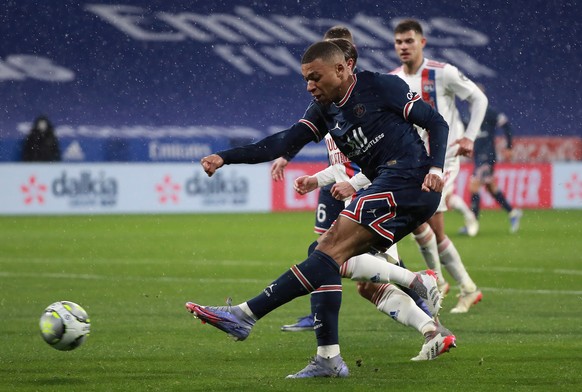 epa09676351 Paris Saint Germain&#039;s Kylian Mbappe in action during the French Ligue 1 soccer match between Olympique Lyonnais (OL) and Paris Saint-Germain (PSG) in Decines, near Lyon, France, 09 Ja ...