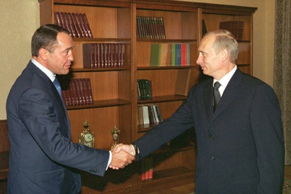 TAS26: MOSCOW, RUSSIA. AUGUST 16. President Vladimir Putin (R) and Minister of Press Mikhail Lesin (L) shake hands prior to their talk. Mikhail Lesin informed President of full restoration of transmis ...