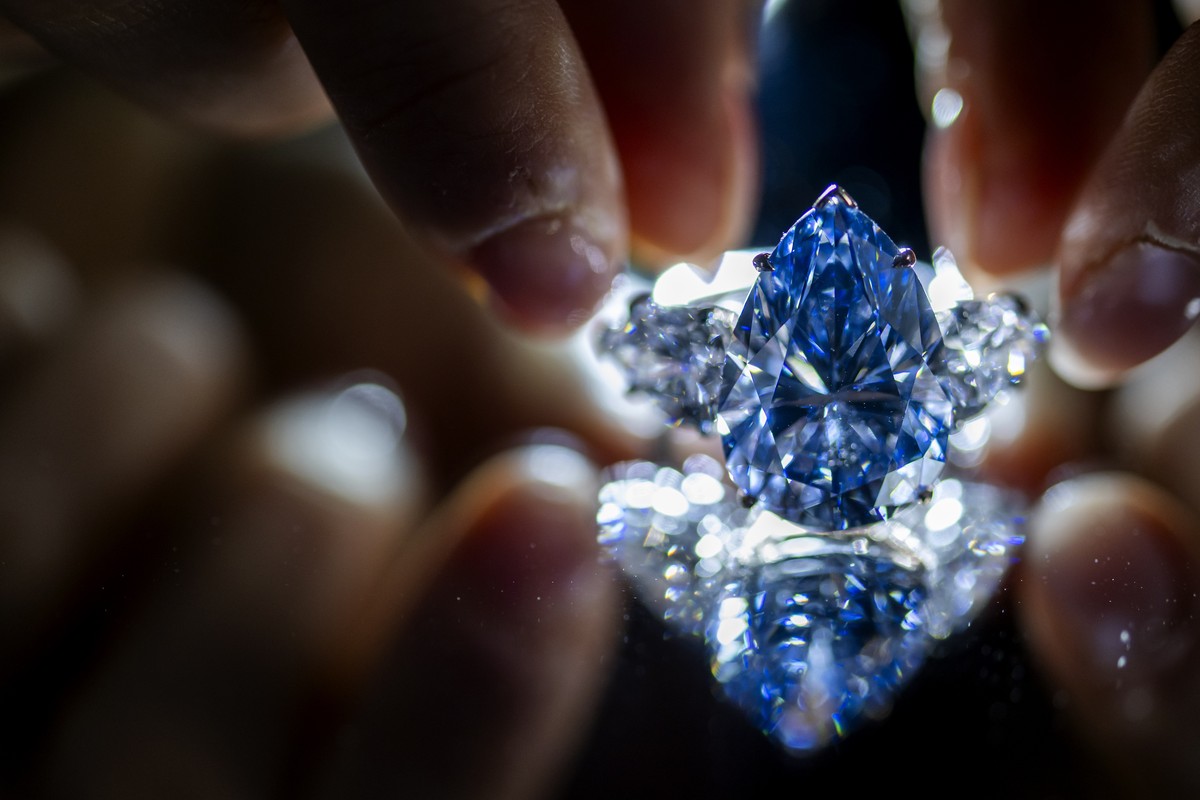 epaselect epa10954582 A Christie's employee displays 'Bleu Royal,' a rare 17,61 carats internally flawless fancy vivid blue pear shaped diamond, during a preview at Christie's auct ...