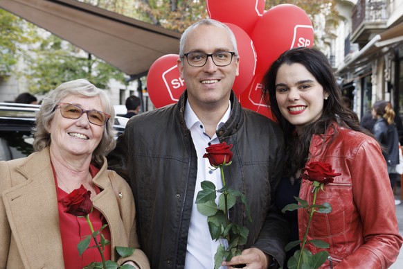 Les trois elus du parti socialiste au Conseil national Laurence Fehlmann Rielle, gauche, Christian Dandres, centre, et Estelle Revaz, droite, posent au stamm du Parti socialiste, lors de la journee de ...