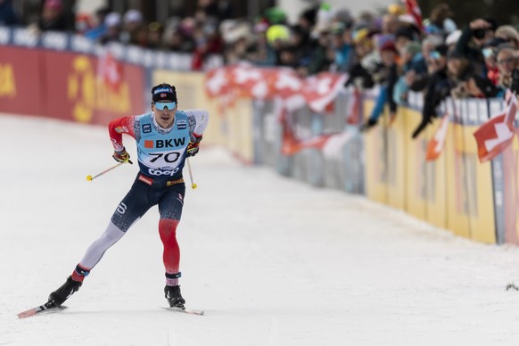 epa09637954 Simen Hegstad Krueger of Norway on his way to winning the men&#039;s 15km free style competition at the FIS Cross Country World Cup event in Davos, Switzerland, 12 December 2021. EPA/GIAN  ...