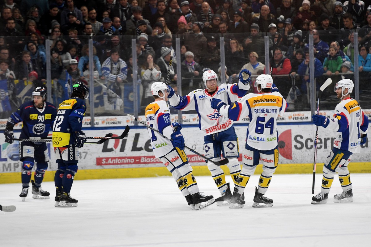 KLoten's player Martin Ness center, celebrate the 0 - 1 goal, during the preliminary round game of the National League Swiss ice hockey championship 2022/23 between HC Ambri-Piotta and the EHC Kl ...