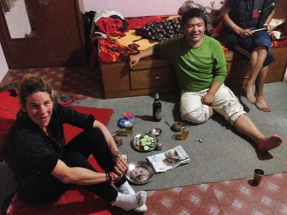 Brigitte Daxelhoffer mit Ash Gurung in seinem Zuhause.