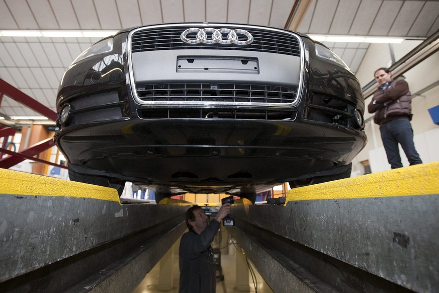 Bernard Miedinger, expert au Service des automobiles et de la navigation du canton de Vaud, expertise une voiture dans la hall technique du Service des automobiles et de la navigation (SAN), ce mardi  ...