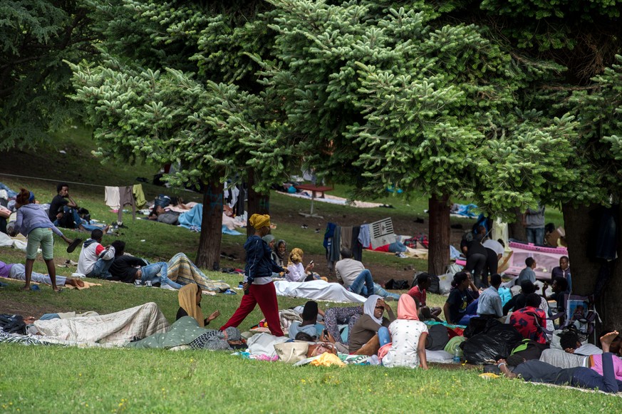 Fluechtlinge aus Eritrea haben sich in einem Park wenige hundert Meter vom Bahnhof von Como niedergelassen und warten auf eine Weiterreise in die Schweiz, am Dienstag, 2. August 2016, in Como, Italien ...