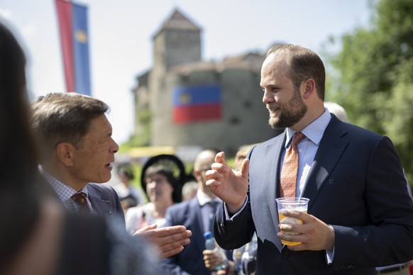 Prinz Joseph Wenzel von und zu Liechtenstein, rechts, im Gespraech am Liechtensteiner Staatsfeiertag, am Freitag, 15. August 2025, in Vaduz. (KEYSTONE/Gian Ehrenzeller)