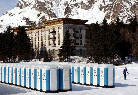 Auch daran muss gedacht werden - Einige Dutzend WC-Haeuser stehen am Samstag, 8. Maerz 2003, im Startareal des Engadiner Skimarathons in Maloja. Im Hintergrund das Hotel Palace. (KEYSTONE/Steffen Schm ...