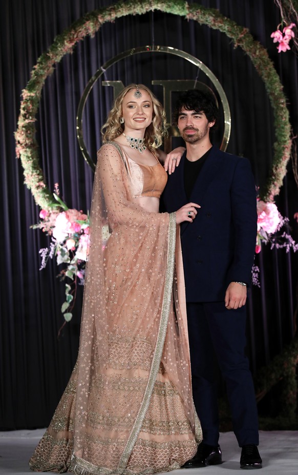 epa07208555 US singer Joe Jonas (R) and his fiance, British actress Sophie Turner (L) pose during a wedding reception of Bollywood actress Priyanka Chopra and US musician Nick Jonas in New Delhi, Indi ...