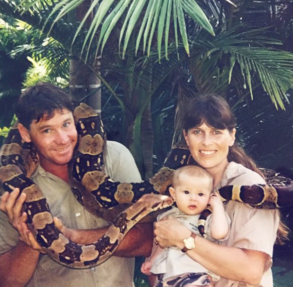 Ein Bild aus gemeinsamen Tagen: Papa Steve mit Frau Terri und Töchterchen Bindi.&nbsp;