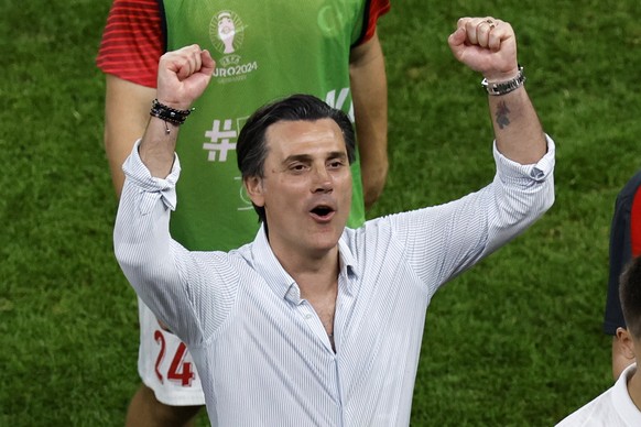 epa11440541 Italian head coach Vincenzo Montella of Turkey celebrates winning the UEFA EURO 2024 group F soccer match between Czech Republic and Turkey, in Hamburg, Germany, 26 June 2024. EPA/ROBERT G ...