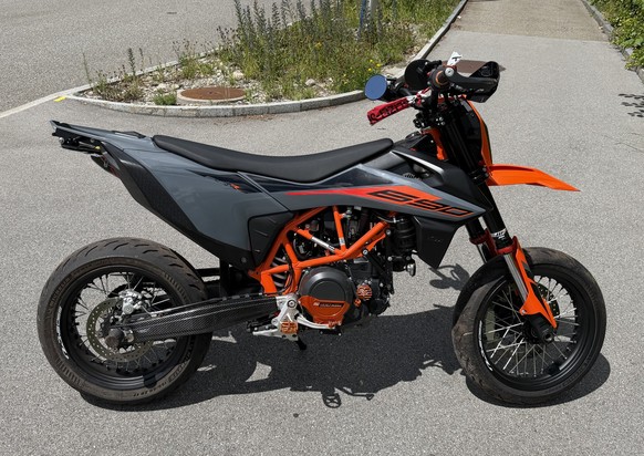Im Kanton Appenzell AI stürzte ein Motorradfahrer nach einer Verfolgungsjagd. Zuvor hatte er mehrere Fahrzeuge überholt und Anweisungen einer zivilen Polizeipatrouille nicht befolgt. Der 23-jähriger T ...