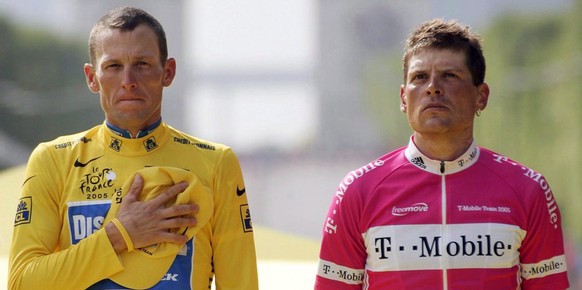 epa03369560 (FILE) A file picture dated 24 July 2005 shows Tour de France winner American Lance Armstrong (L) of Discovery Channel Team and third placed German Jan Ullrich (R) of the T-Mobile Team on  ...