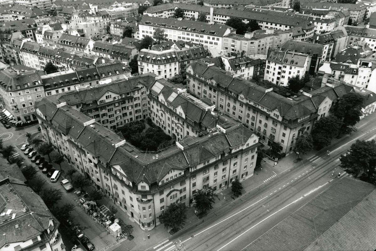 Le lotissement Limmat I, construit en 1908, est le premier immeuble locatif zurichois d’utilité publique. Photo de Ralph Hut, 2003.
https://baz.e-pics.ethz.ch/catalog/BAZ/r/289035/viewmode=infoview/qs ...