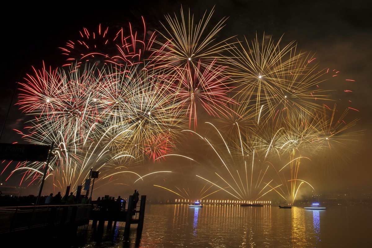 epa05481826 Fireworks illuminate the sky during the Geneva Lake Festival, in Geneva, Switzerland, 13 August 2016. The firework marks the highlight of the Geneva Lake Festival, formerly named "Fet ...