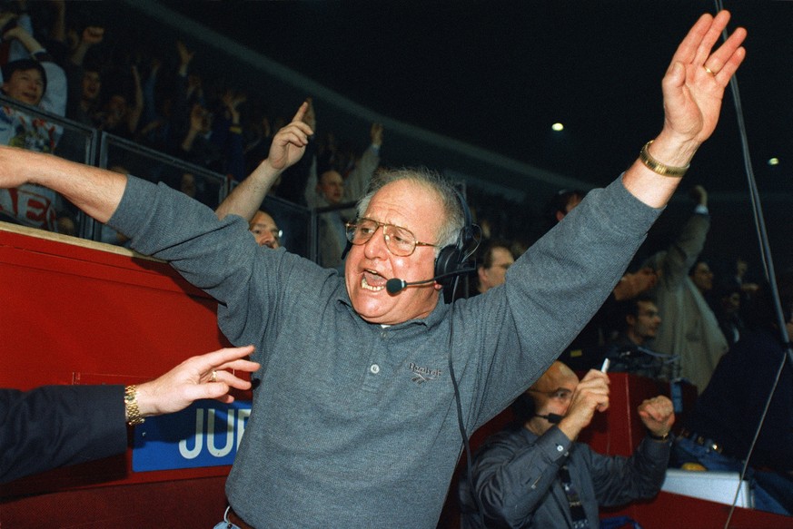 Walter Scheibli, Radio 24 Moderator im Zuercher Hallenstadion in Aktion, 3.1997. Nach der Fusion des Zuercher Schlittschuhclubs (ZSC) und des B-Vereins Grasshoppers zu einer Aktiengesellschaft mit dem ...