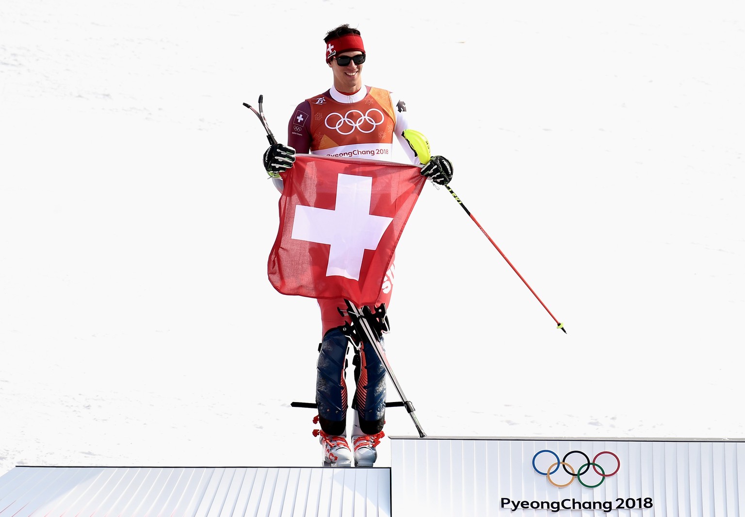 epa06552506 Silver medal winner Ramon Zenhaeusern of Switzerland celebrates during the venue ceremony for the Men&#039;s Slalom at the Yongpyong Alpine Centre during the PyeongChang 2018 Olympic Games ...