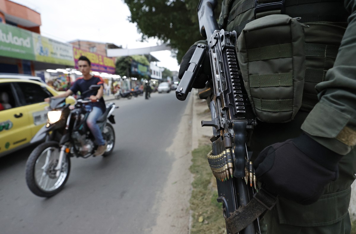 epa09794102 A member of the police stands guard in Puerto Nariño, Colombia, 19 February 2022 (issued 01 March 2022). A car bomb exploded on 19 January a few meters from a building in the city of Sarav ...