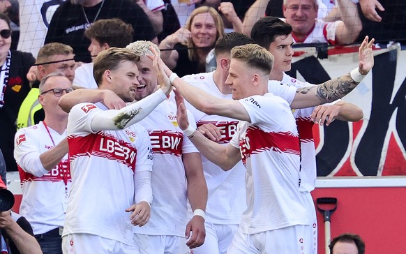 epa12943729 Maximilian Mittelstaedt of Stuttgart (L) celebrates with teammates after scoring the 1-0 lead by penalty during the German Bundesliga soccer match between VfB Stuttgart and Bayer 04 Leverk ...