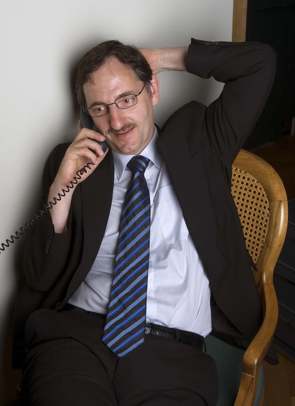 Mario Fehr am Telefon.