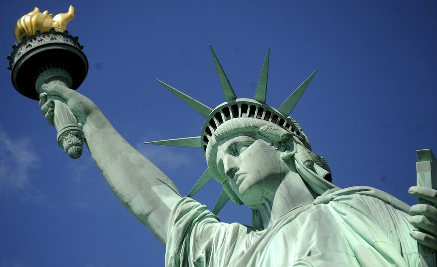 epa01782958 A visitor waves from the crown of the Statue of Liberty in New York, New York, USA, on 4 July 2009. The statue&#039;s crown was reopened to a limited number of visitors today, the American ...