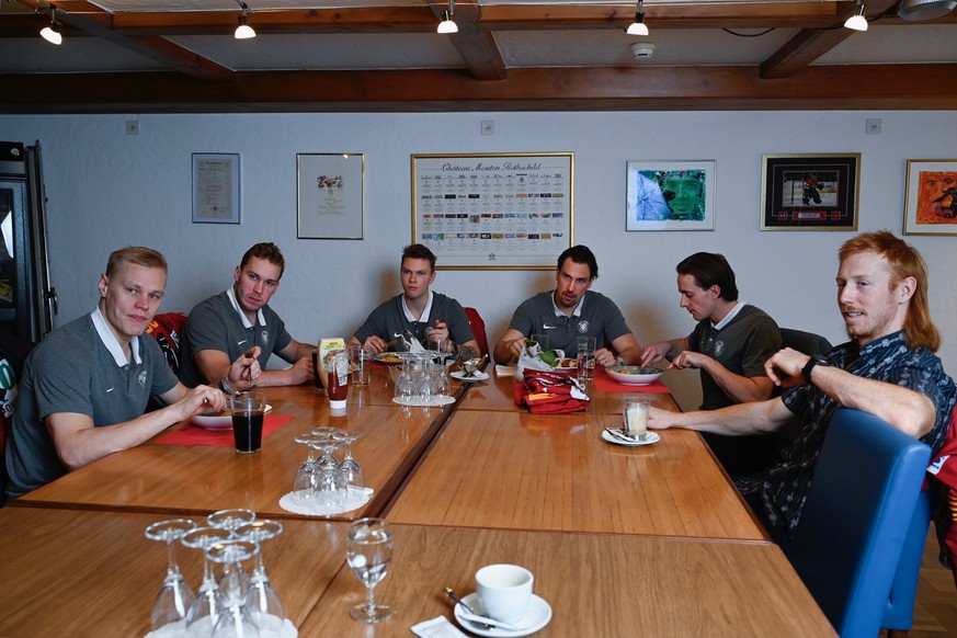 Am Tisch von links nach rechts: Harri Pesonen, Aleksi Saarela, Vili Saarijärvi, Sami Lepistö, Marc Michaelis und Cody Eakin.