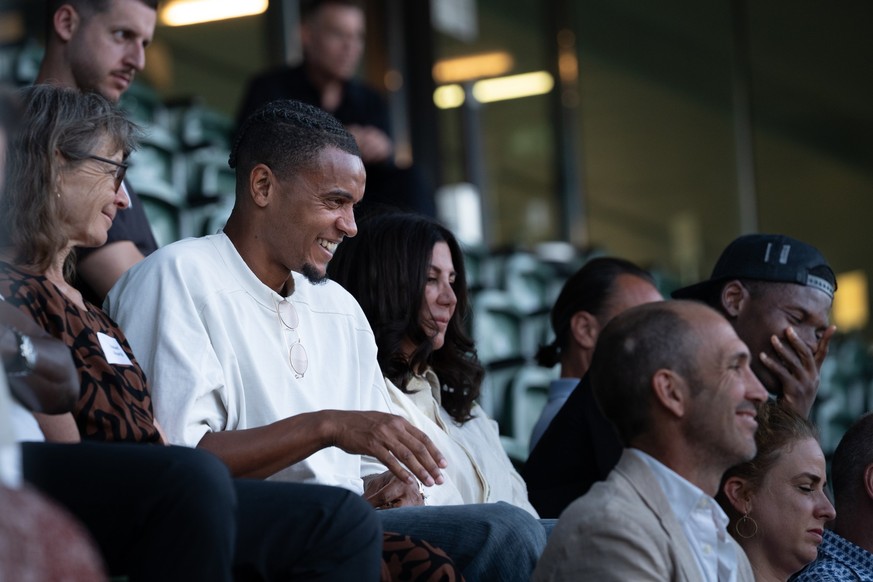 Manuel Akanji und Breel Embolo bei der Premiere im St. Galler Fussballstadion.