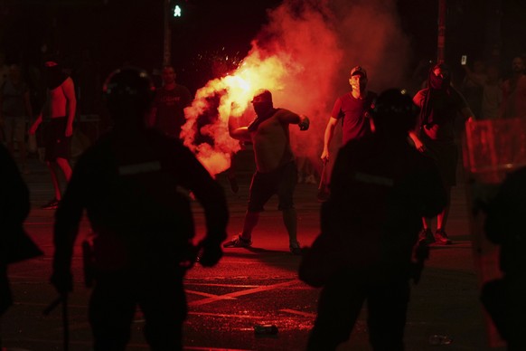 &lt;p&gt;In Serbien ist es den zweiten Abend in Folge zu gewaltsamen Protesten gegen die Staatsführung von Präsident Aleksandar Vucic gekommen.&lt;/p&gt;