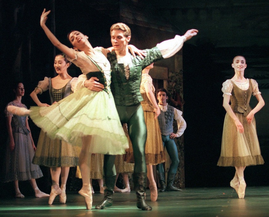 Laura Feijo, links, als Giselle und Stanislav Jarmakov, rechts, waehrend einer Probe zu Adolphe Adams Phantastischem Ballett in zwei Akten 'Giselle' Anfang Februar 1998 im Theater am Stadtga ...