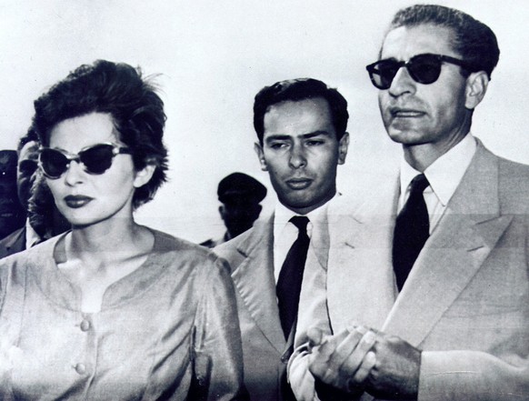 Soraya Esfandiari Bakhtiari, links, und Schah Mohamed Reza Pahlavi, rechts, am 8. Aug. 1953, in Paris. Ihr Name bedeutet Siebengestirn, und sieben Jahre war die junge, schoene Soraya Kaiserin von Pers ...