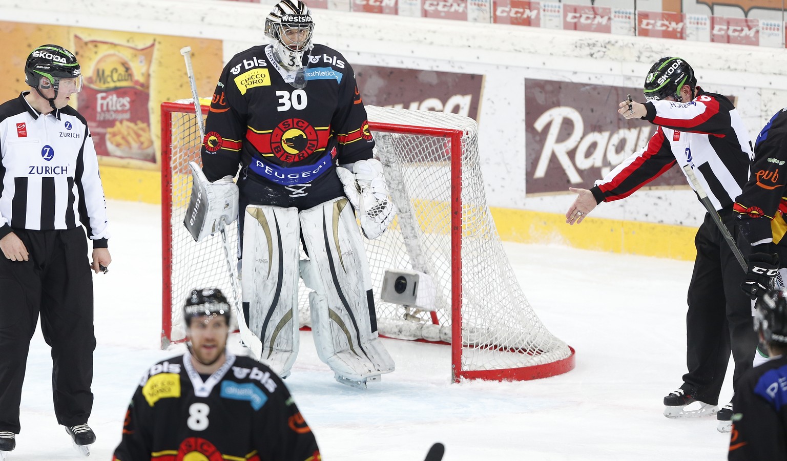 Head-Schiedsrichter Andreas Fischer annuliert das Tor von David Rundblad.