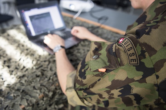 Ein Soldat bedient einen Computer anlaesslich des ersten Cyber-Lehrgang, am Freitag, 21. September 2018, in der Kaserne Jassbach bei Thun. Die Armee schuetzt jederzeit – im Alltag wie in der Krise – i ...