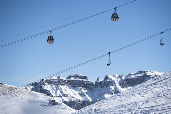 Gondel und Sessel sind auf dem Weg zum Maschgenkamm, im Skigebiet Flumserberg, am Donnerstag, 10. Maerz 2016, in Flumserberg. (KEYSTONE/Gian Ehrenzeller)