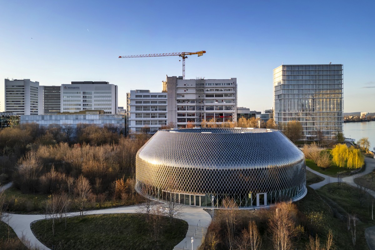 Luftaufnahme des Novartis Campus, dem globalen Hauptsitz von Novartis, mit dem Novartis Pavillon im Vordergrund, in Basel, am Montag, 2. Maerz 2026. (KEYSTONE/Georgios Kefalas)