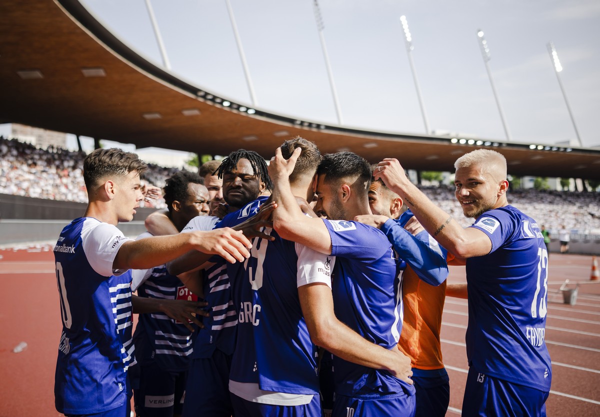 FC Luzerns Filip Ugrinic, Mitte, jubelt mit Teamkollegen nach dem Tor zum 2:3 im Fussball Meisterschaftsspiel der Super League zwischen dem FC Zuerich und dem FC Luzern, am Sonntag, 22. Mai 2022 im Le ...