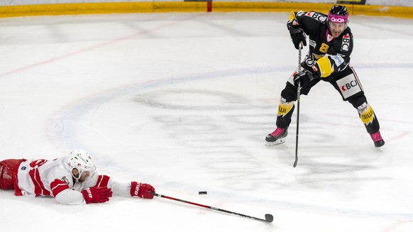 Lausannes Andrea Glauser, links, gegen Ajoies Philip-Michael Devos, rechts, beim Eishockey-Qualifikationsspiel der National League zwischen dem HC Ajoie und dem Lausanne Hockey Club in der Raiffeisen  ...