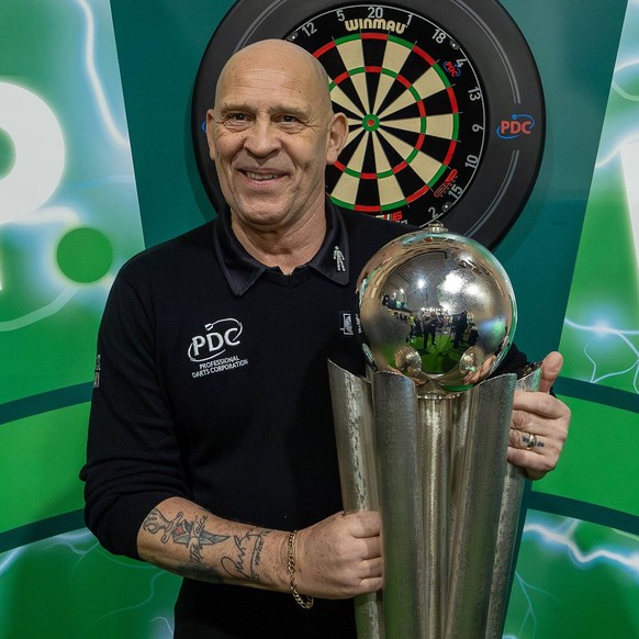 Darts Paddy Power 2024 PDC World Darts Championship Referee Russ Bray with the Sid Waddell trophy during the 2024 PDC World Darts Championship at Alexandra Palace, London, United Kingdom on 30 Decembe ...