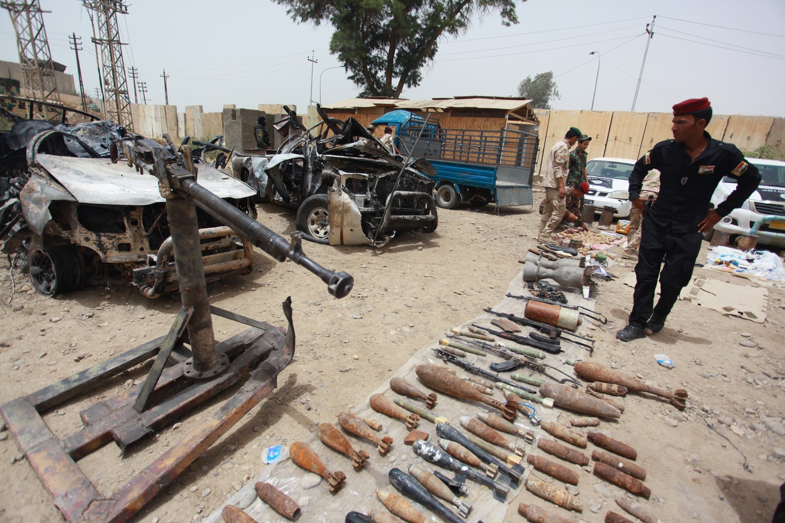Irakische Sicherheitskräfte beim Begutachten von konfiszierten Waffen