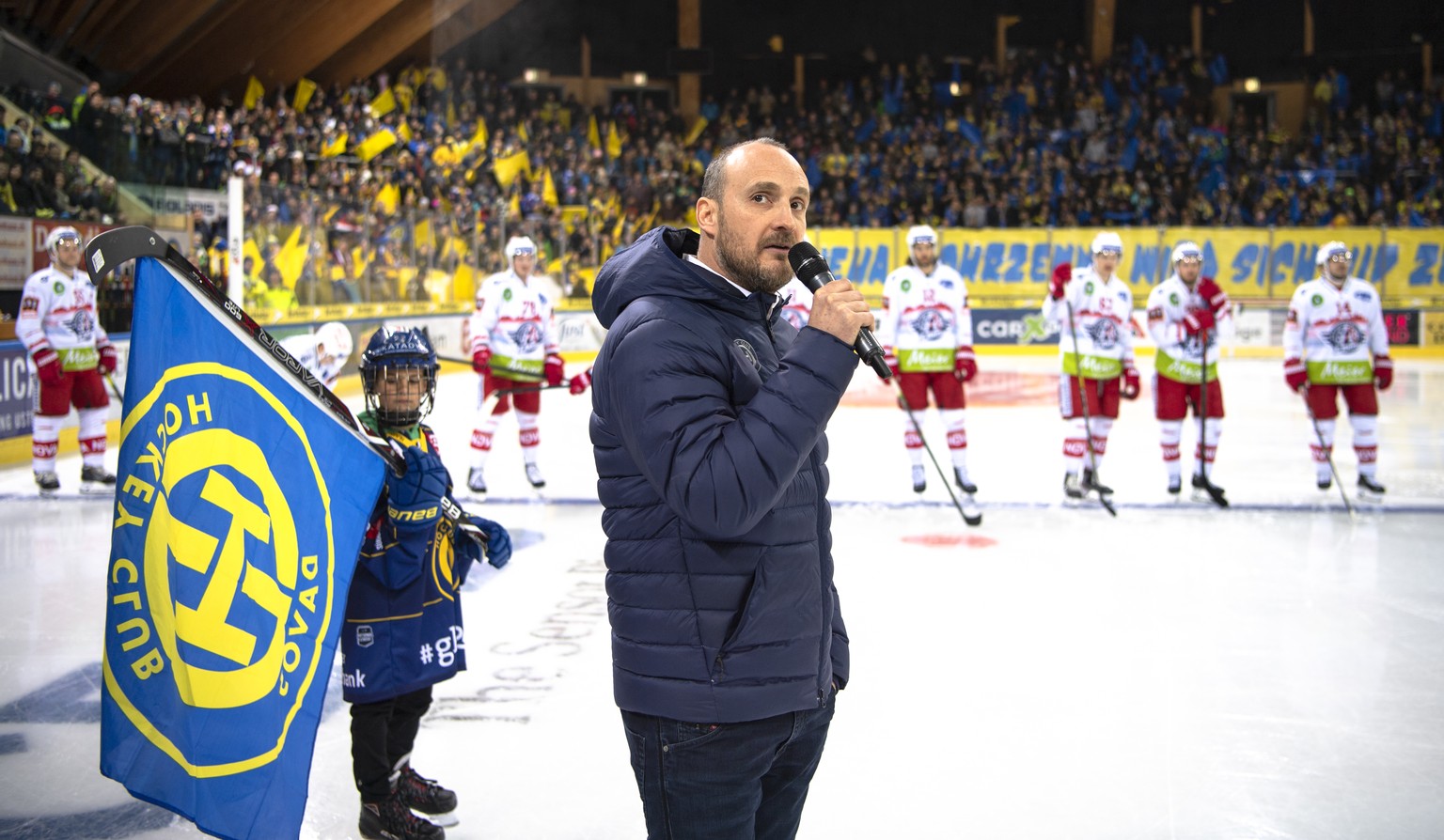 Der Davoser Head Coach Christian Wohlwend entschuldigt sich vor dem Spiel auf dem Eis bei allen Davoser Fans fuer seine Schuldzuweisung die er den Fans beim Spengler Cup vor ein paar Tagen gemacht hat ...