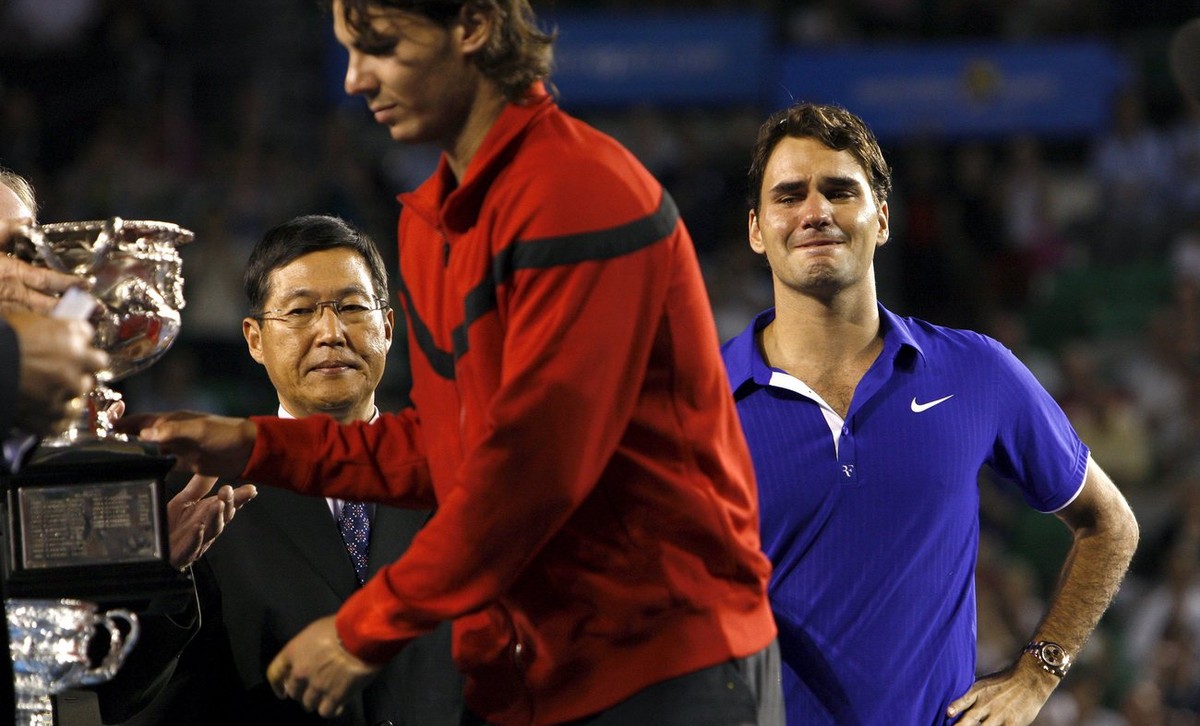 epa01621208 Swiss Roger Federer (R) looks at Spanish player Rafael Nadal receiving the winner's trophy after the men's final match at the Australian Open tennis tournament in Melbourne, 01 F ...