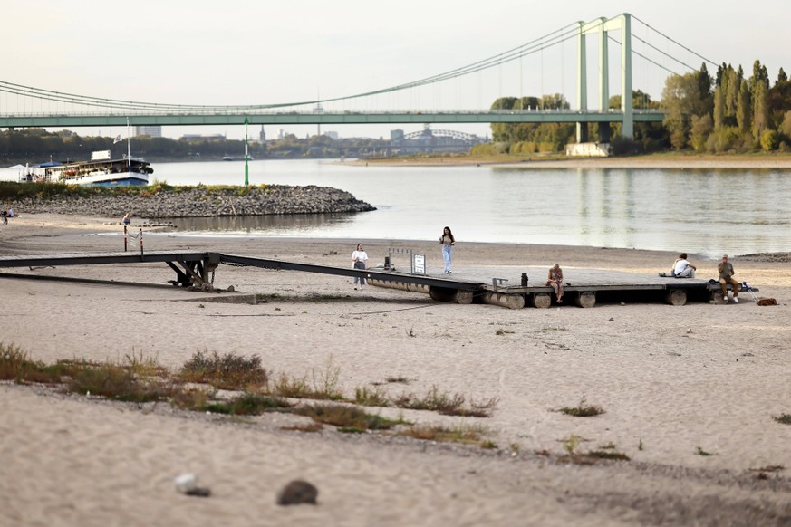 Niedrigwasser bei K�ln Rodenkirchen. Der Rheinpegel in K�ln ist wieder auf einen neuen historischen Tiefstwert gefallen: Der Pegel ist am Sonntag bei Niedrigwasser auf 40 Zentimeter gefallen. Damit wu ...