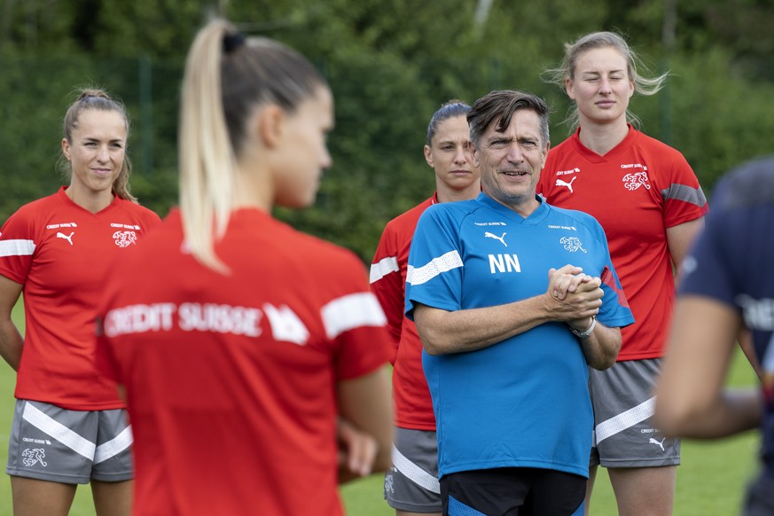 epa10057146 Switzerland&#039;s head coach Nils Nielsen talks to his players during a training session of the Team Switzerland at the Town Academy Training Ground, at the UEFA Women&#039;s EURO 2022, i ...