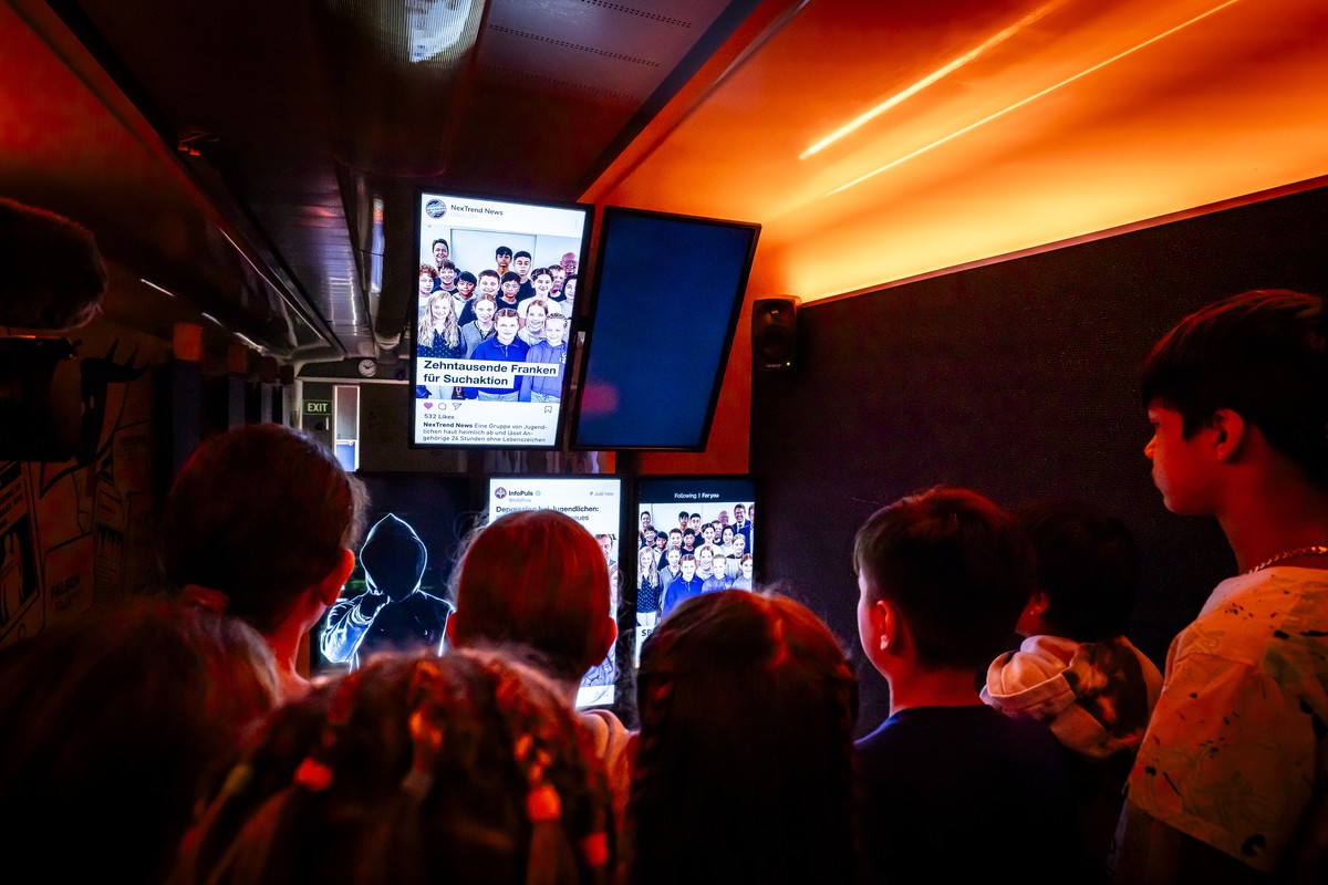 Schueler einer 6. Klasse aus Winterthur bei der Einweihung eines Wagens des Schul- und Erlebniszug zum Thema "Fake News", am Dienstag, 20. August 2024 in Brugg. Das rollende Klassenzimmer is ...
