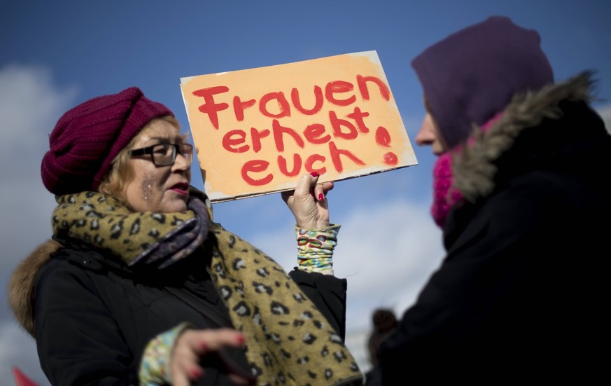 International Woman s Day Berlin DEU, Deutschland, Germany, Berlin, 08.03.2019 Demonstranten mit Plakat Frauen Erhebt Euch auf dem Internationalen Frauentag unter dem Motto Feiern Streiken Weiterkaemp ...