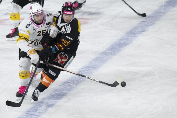 Joel Vermin (SCB), rechts, kaempft um den Puck mit Kevin Fey (HCA) im Spiel der Eishockey National League zwischen SC Bern, SCB, und HC Ajoie, HCA, vom Sonntag, 1. Februar 2026 in Postfinance Arena in ...