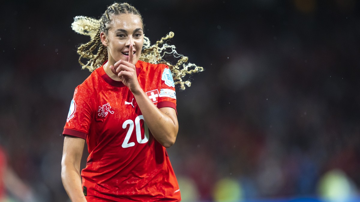 epa12221359 Switzerland's Alayah Pilgrim celebrates after scoring the 2:0, during the UEFA Women's EURO 2025 group stage soccer match between Switzerland and Iceland in Bern, Switzerland, 06 ...