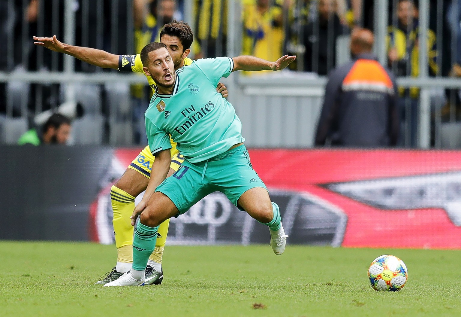 epa07750159 Real Madrid&#039;s Eden Hazard (front) in action against Fenerbahce&#039;s Alper Potuk (back) during the Audi Cup third place soccer match between Real Madrid and Fenerbahce Istanbul in Mu ...