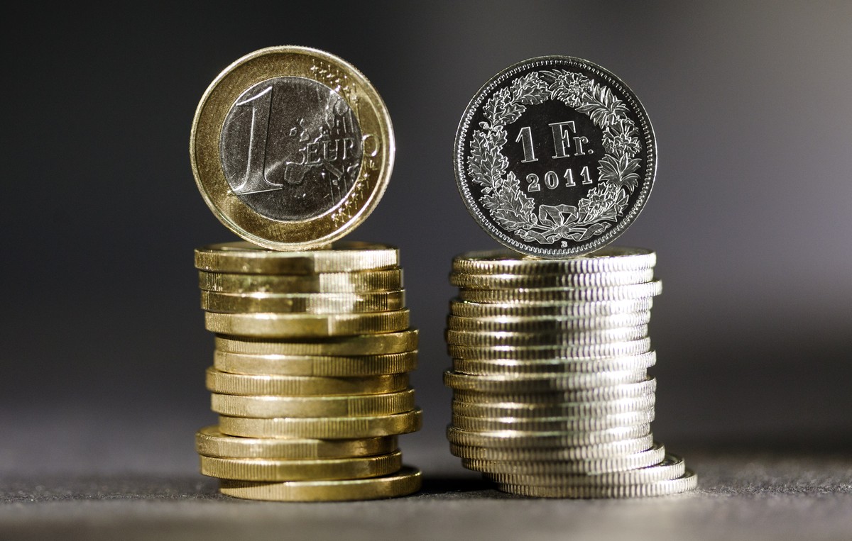 ARCHIVBILD - EURO UEBERSCHREITET ZUM ERSTEN MAL SEIT JANUAR 2015 DIE MARKE VON 1,15 FRANKEN - Coins of 1 Euro (left) and coins of 1 Swiss Franc (right), pictured on July 21, 2011. (KEYSTONE/Martin Rue ...