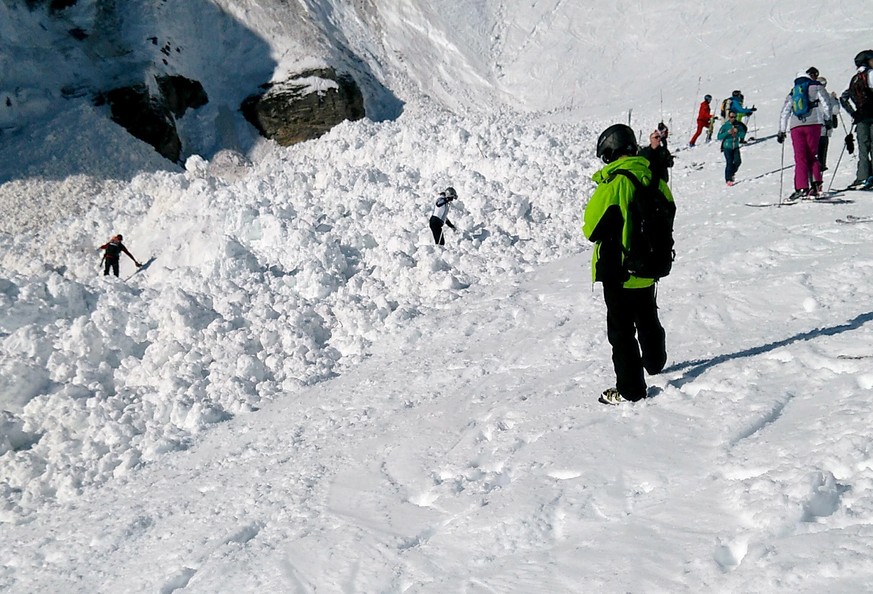 epa07381513 Rescue crews work on the avalanche site in the ski resort of Crans-Montana, Switzerland, 19 February 2019. Several skiers were swept away by an avalanche that occurred on a track &#039;Kan ...